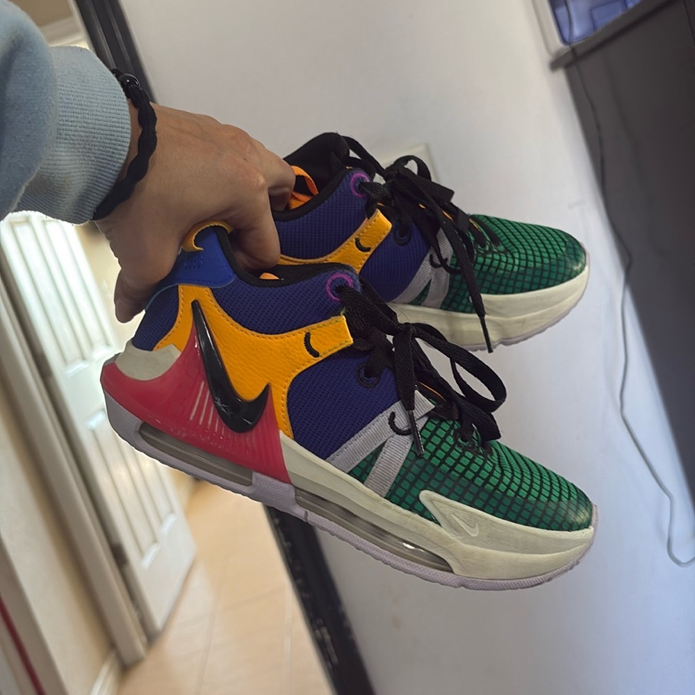 Nike LeBron Witness VII  US 3.5Y
